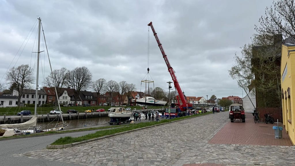 Hafen Kran lässt Boote ins Wasser