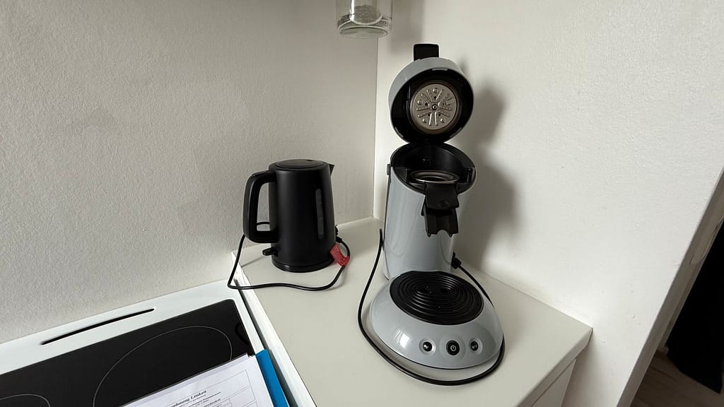 Kaffepadmaschine und Wasserkocher