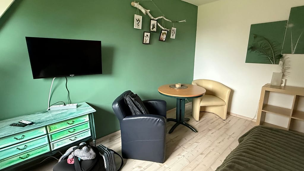 Kleine Ecke mit Stühlen und Tisch - Ferienwohnung Lenkeit