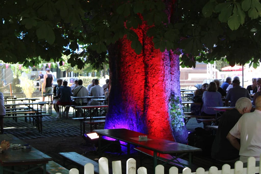 Leuchtender Baum bei der Kieler Woche