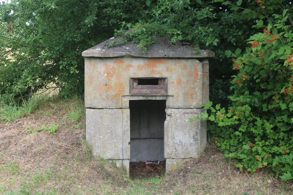 Kleines historisches Betonbauwerk am Grenzlehrpfad Böckwitz-Zicherie nahe der ehemaligen innerdeutschen Grenze