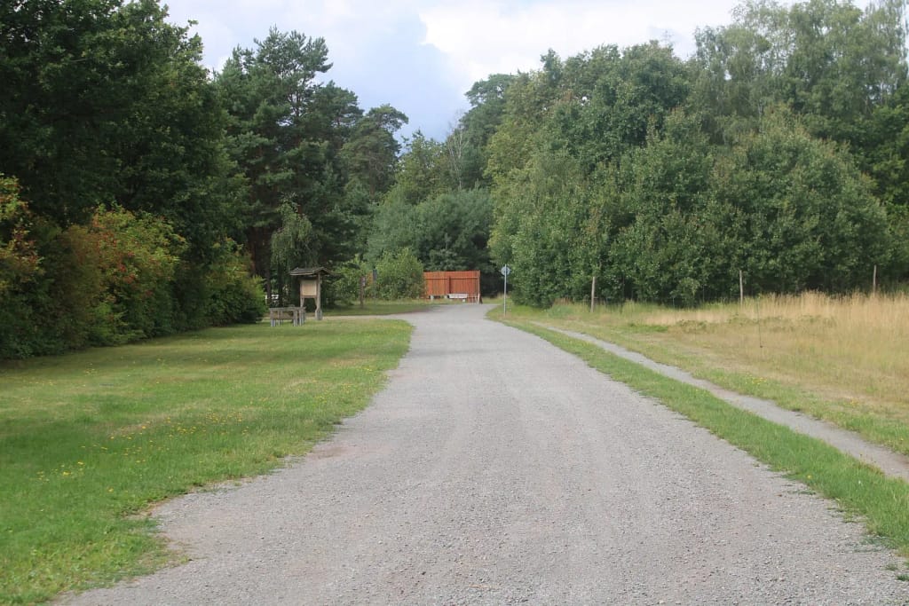 Weg durch das Gelände des Grenzlehrpfads Böckwitz-Zicherie zu den ausgestellten Grenzanlagen der ehemaligen innerdeutschen Grenze
