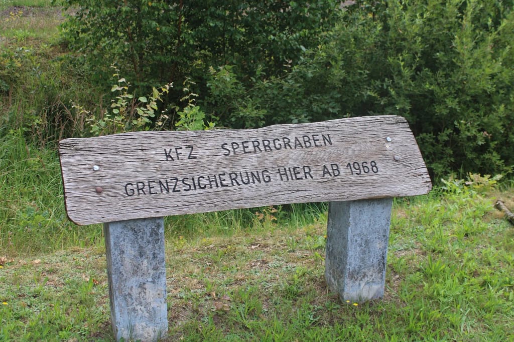 Hinweisschild zum Kfz-Sperrgraben und zur Grenzsicherung ab 1968 am Grenzlehrpfad Böckwitz-Zicherie