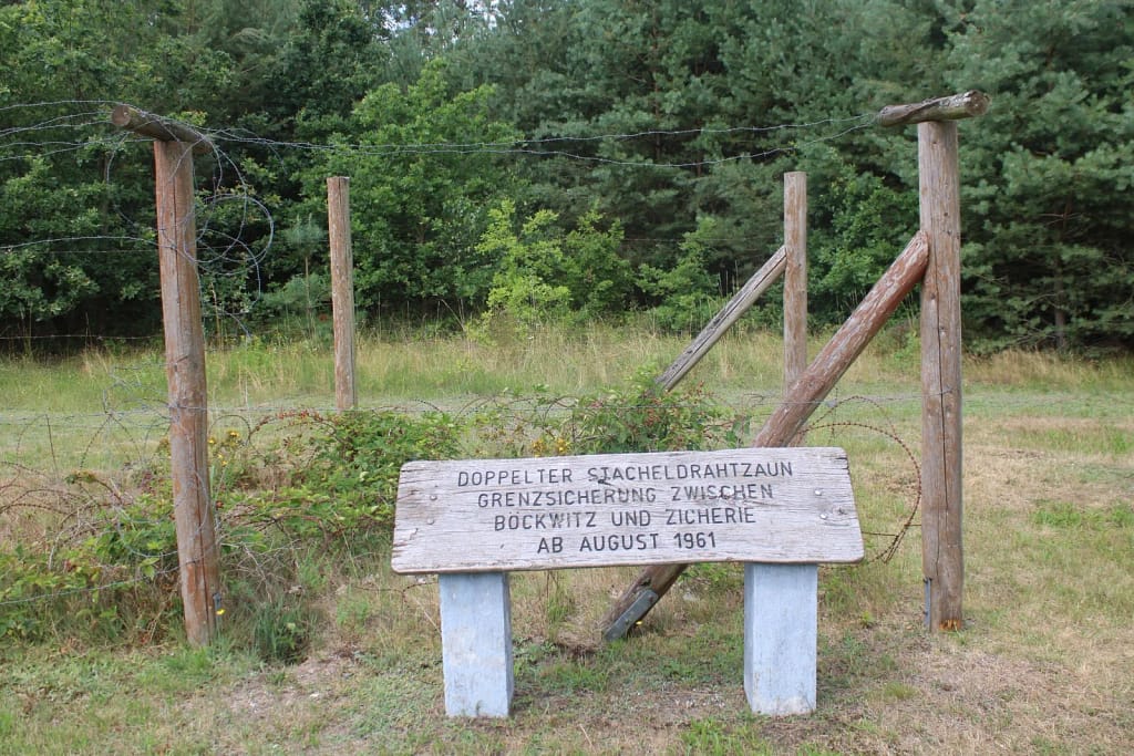 Stacheldrahtzaun am Grenzlehrpfad Böckwitz-Zicherie, wie er ab 1961 zur Sicherung der innerdeutschen Grenze eingesetzt wurde
