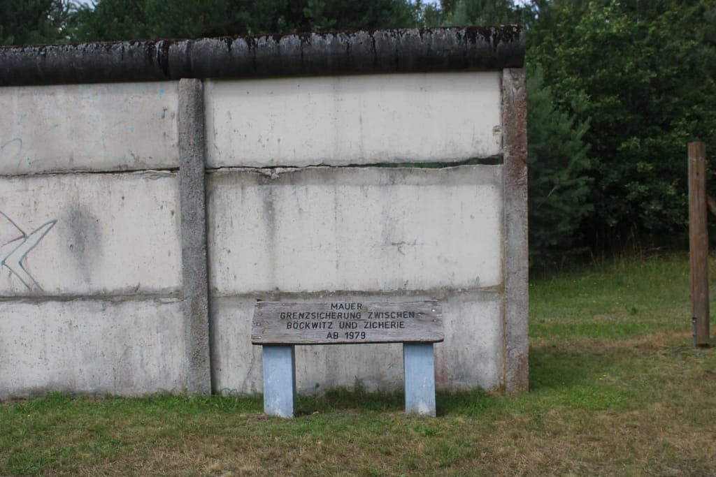 Grenzmauer am Grenzlehrpfad Böckwitz-Zicherie, wie sie ab 1979 zur Sicherung der innerdeutschen Grenze eingesetzt wurde