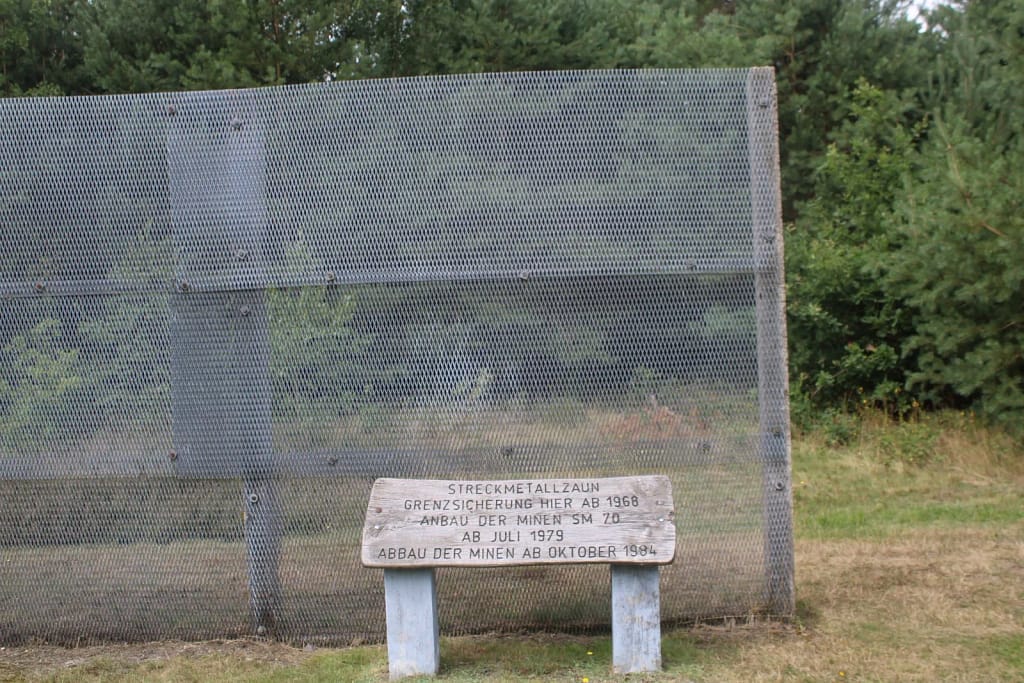Streckmetallzaun am Grenzlehrpfad Böckwitz-Zicherie, wie er ab 1968 zur Sicherung der innerdeutschen Grenze eingesetzt wurde