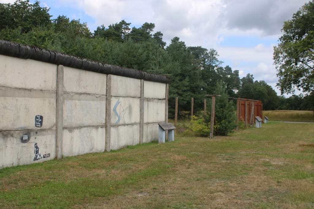 Grenzmauer am Grenzlehrpfad Böckwitz-Zicherie, wie sie ab 1979 zur Sicherung der innerdeutschen Grenze eingesetzt wurde