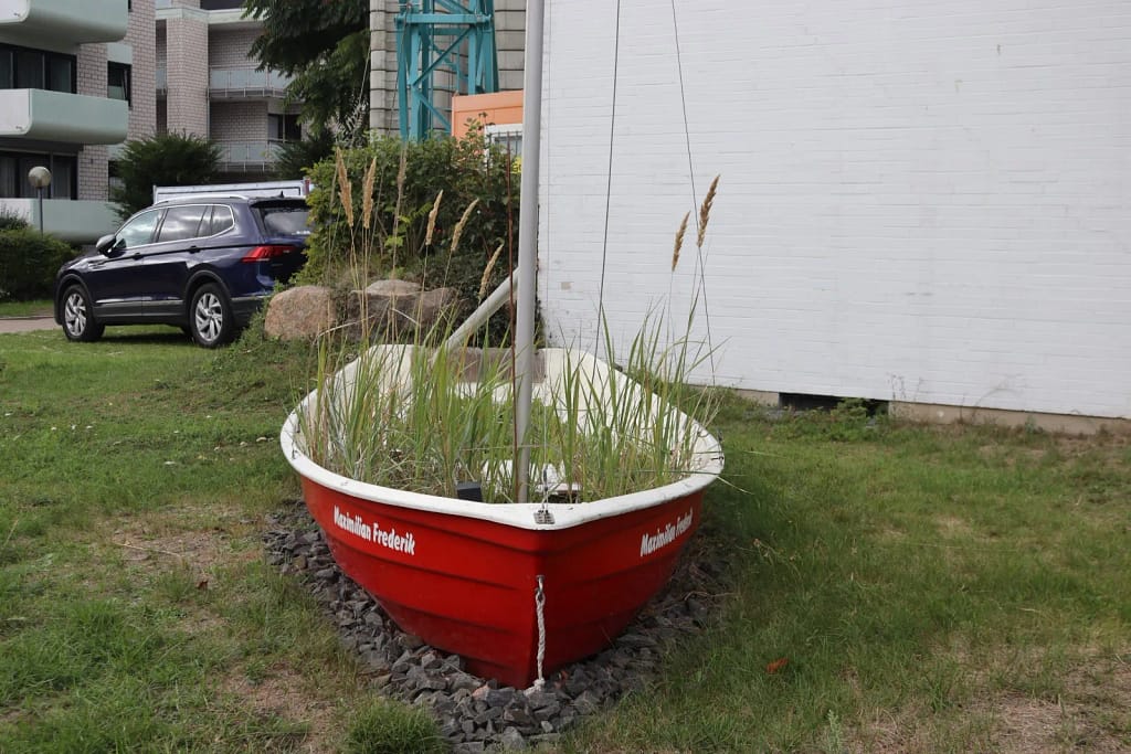 Dekoratives Holzboot mit Schilf in Grömitz