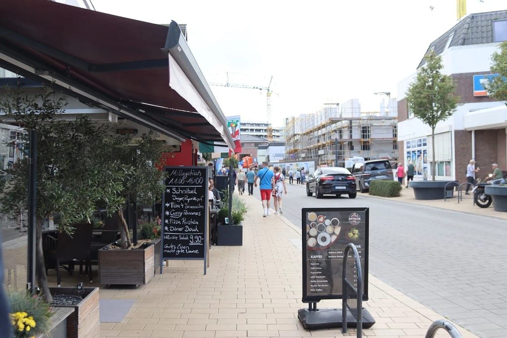 Ladenstraße auf dem Weg zur Promenade in Grömitz