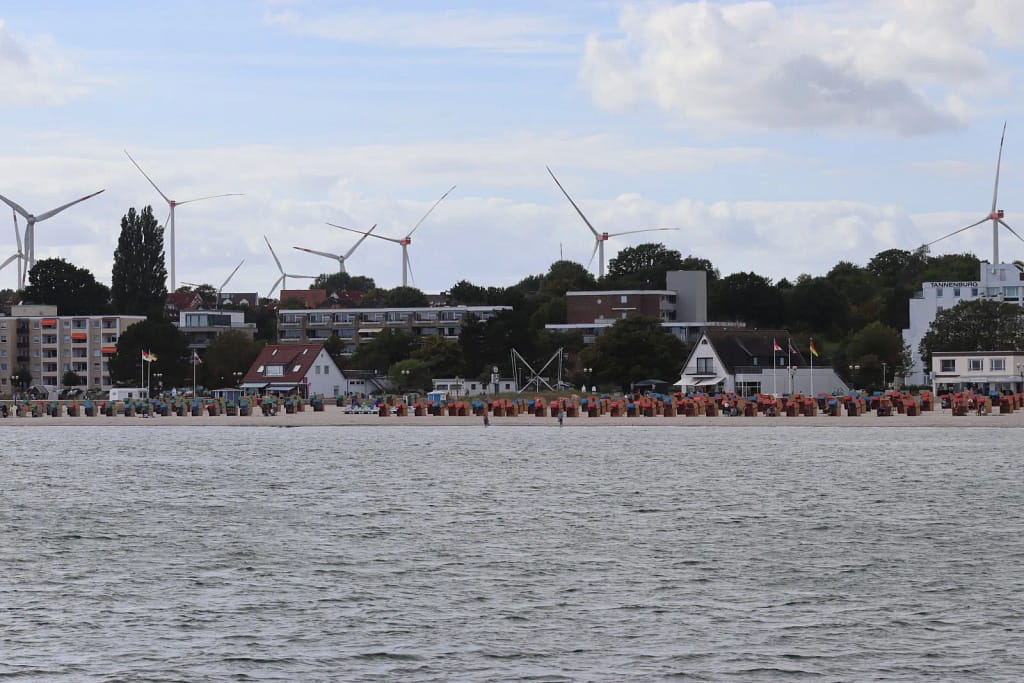 Blick auf die vielen Strandkörbe von der Seebrücke aus