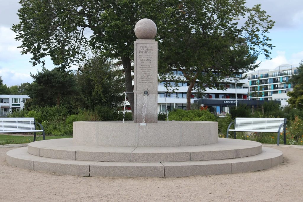 Ein Brunnen entlang der Promenade von Grömitz.