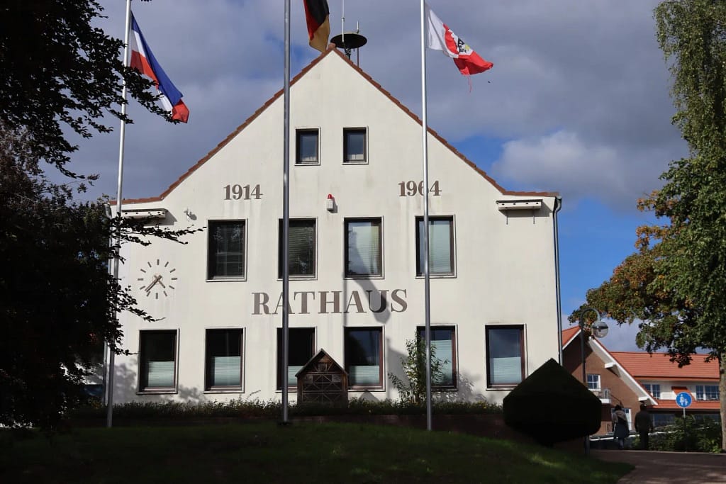 Rathaus von Grömitz im Ortszentrum