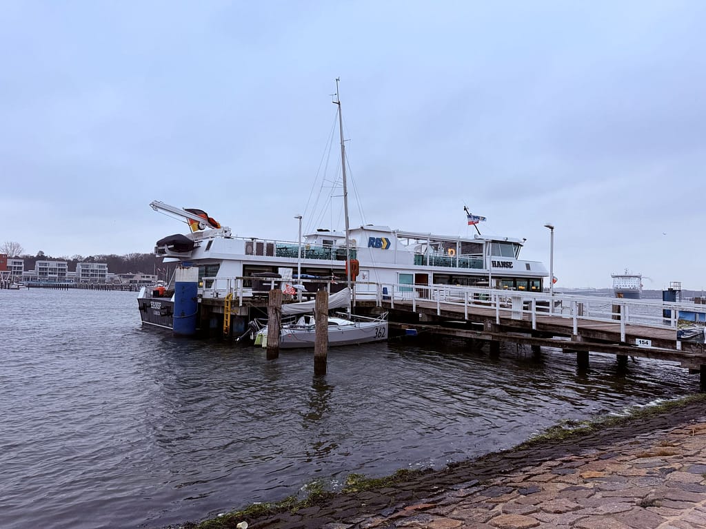 Travemünde bei Lübeck - Promenade Blick auf Fährschiff