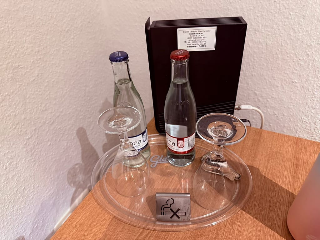 Hotel Königslinie - Zimmer Kostenloses Mineralwasser