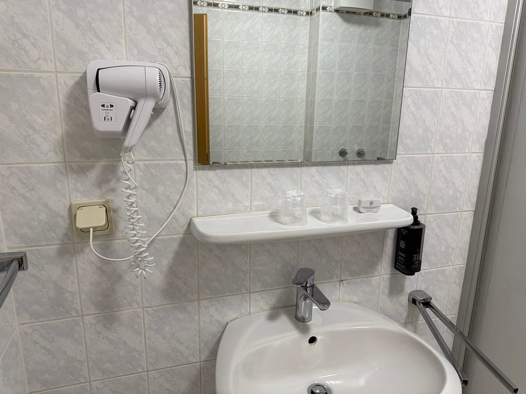 Hotel Königslinie - Zimmer Bad Waschbecken