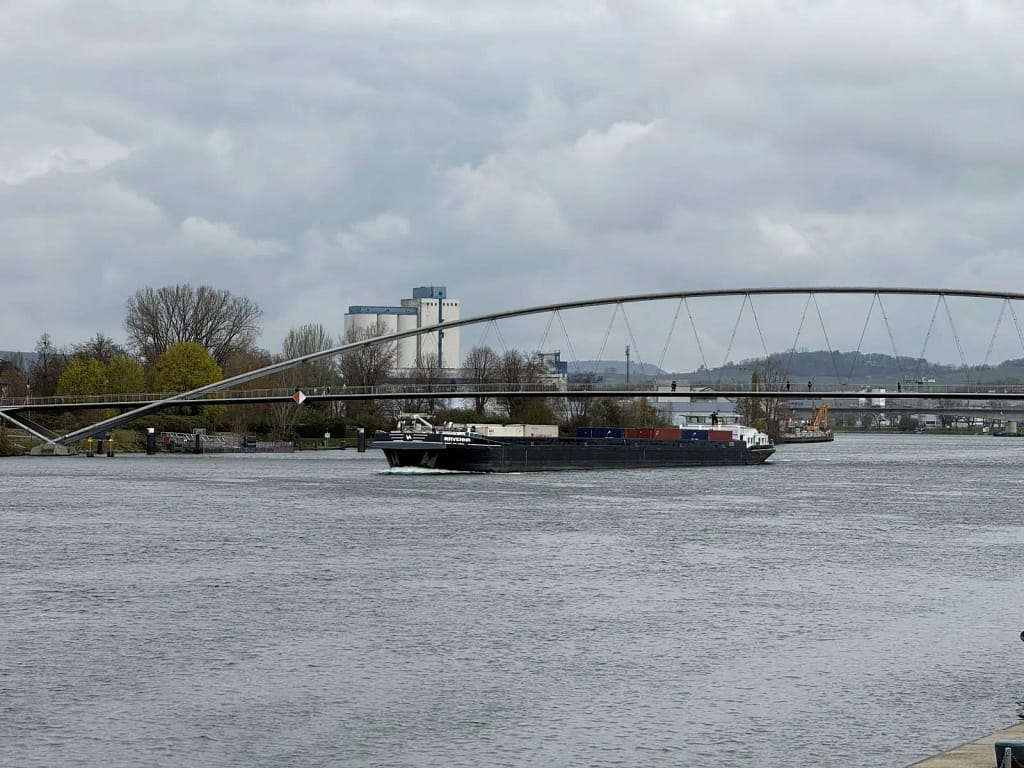 Schiff auf den Rhein