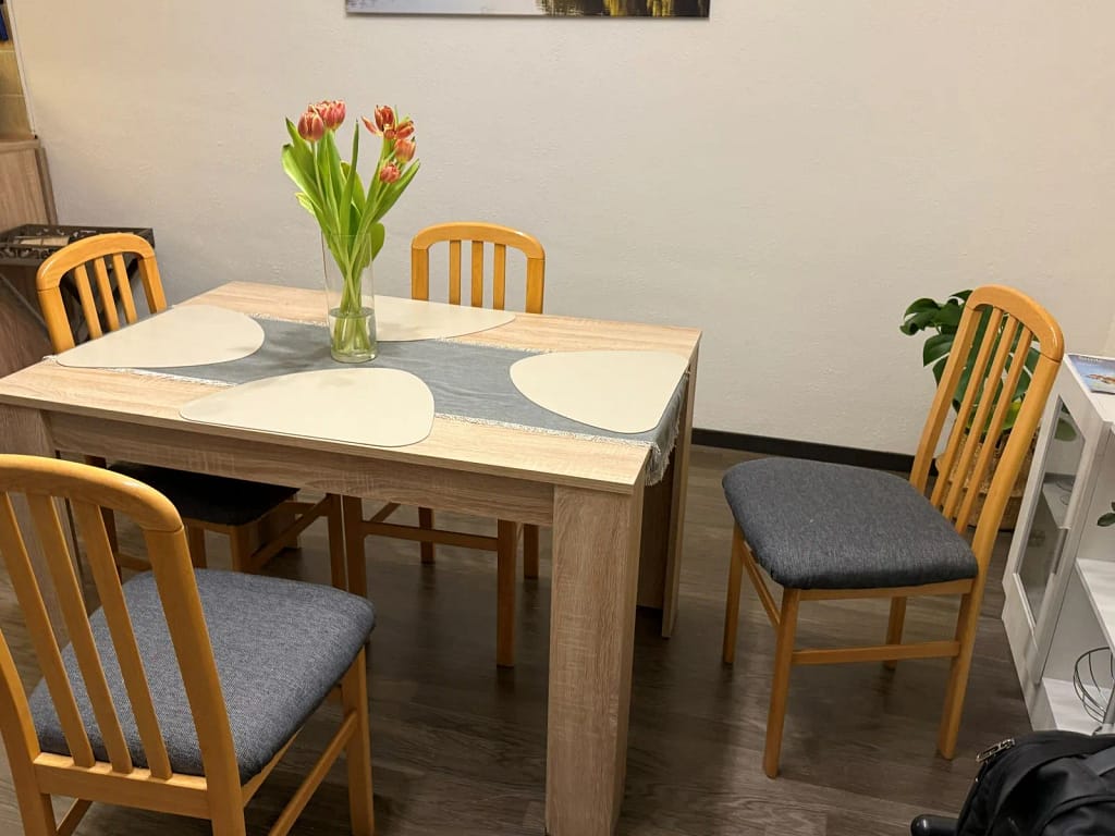 Esstisch mit 4 Stühlen
