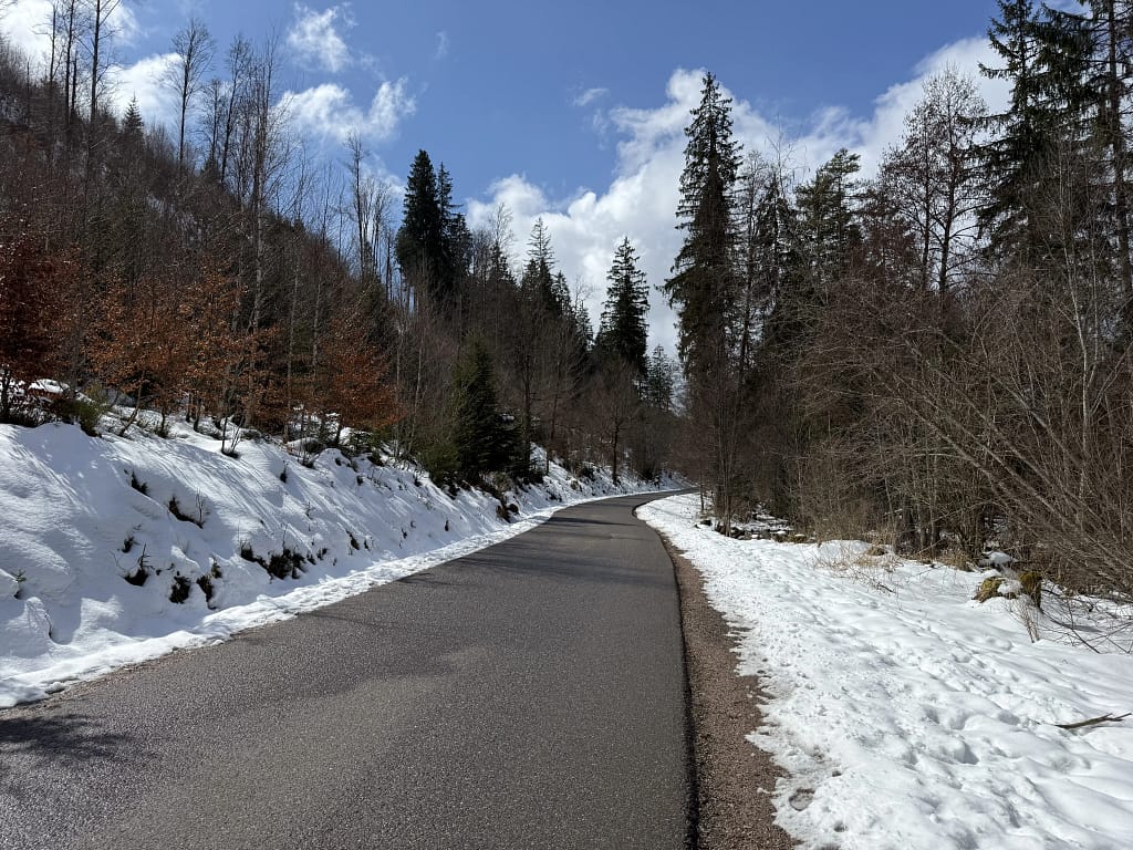 Kleine Straße am See