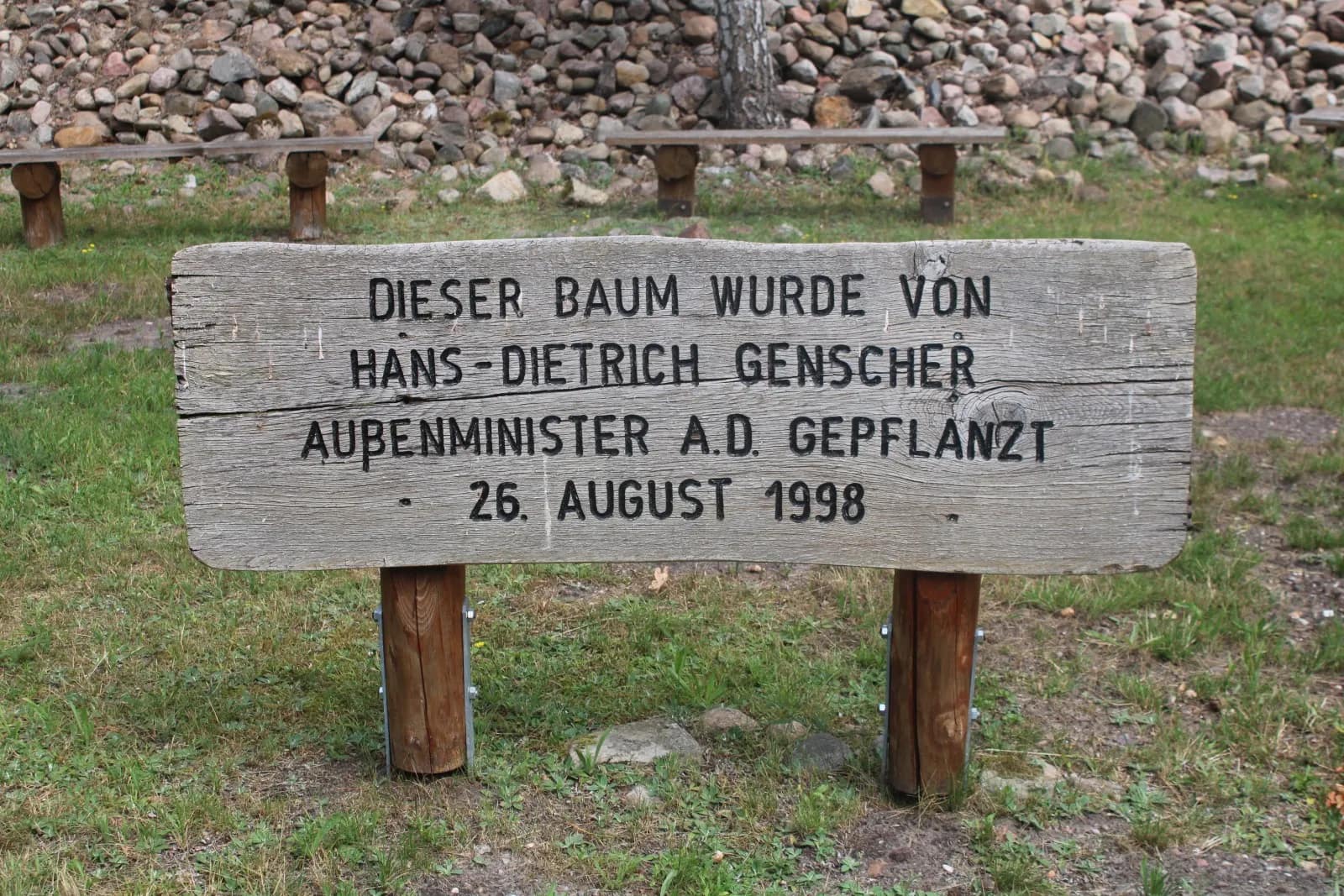 Hinweisschild am Grenzlehrpfad Böckwitz-Zicherie zur Baumpflanzung durch Hans-Dietrich Genscher im August 1998