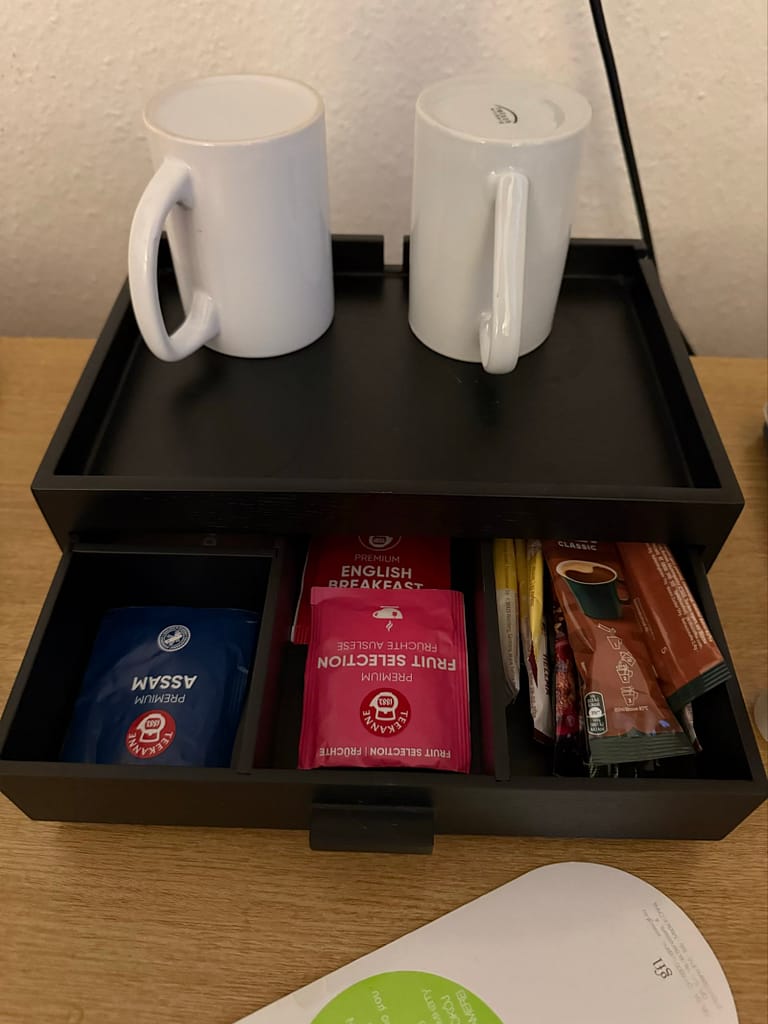 Hotel Königslinie - Zimmer Tee und Tassen