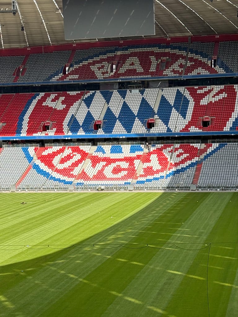 FC-Bayern Logo in der Arena