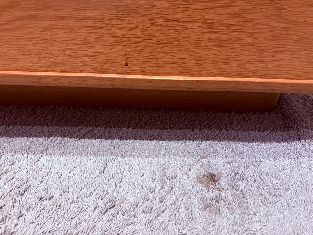 Hotel Königslinie - Zimmer Dreck am Bett und Fußboden