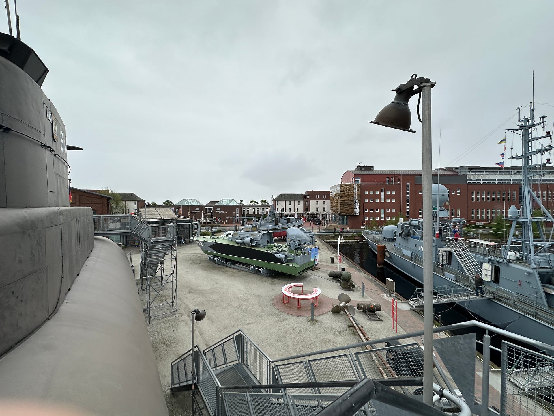 Deutsches Marinemuseum Blick vom U-Boot über das Gelände